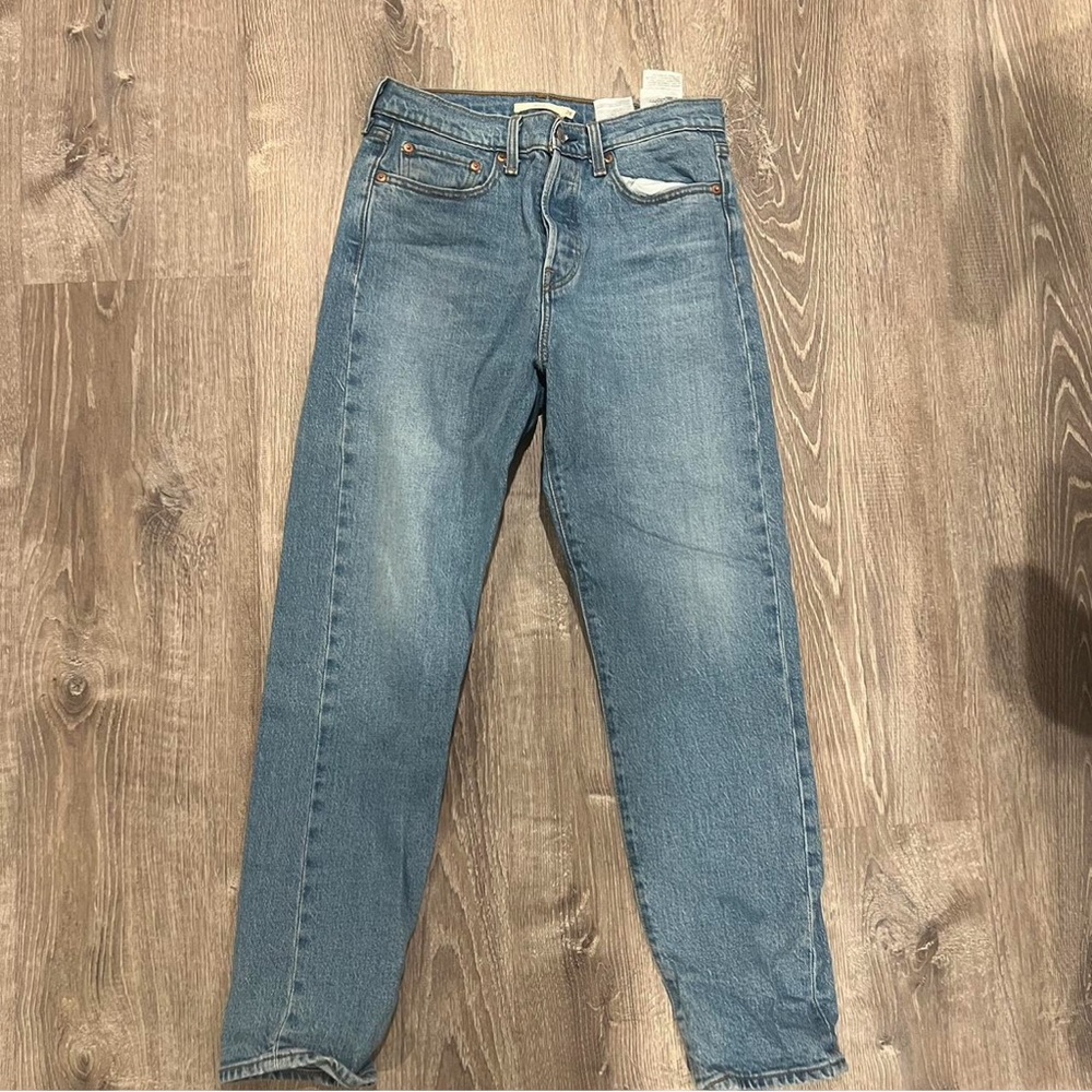 levi's wedgie size 28
model-5'3